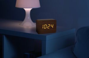 Дизайнепски будилник с дискретна светлина